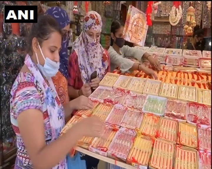 दुकानदारों की इस पहल में ग्राहक भी बढ़-चढ़ कर हिस्सा ले रहे हैं। फोटो- ANI