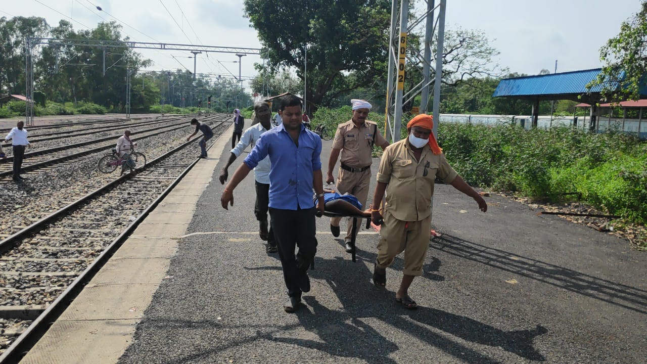 इलाज के जिला चिकित्सालय में भर्ती कराया गया है।