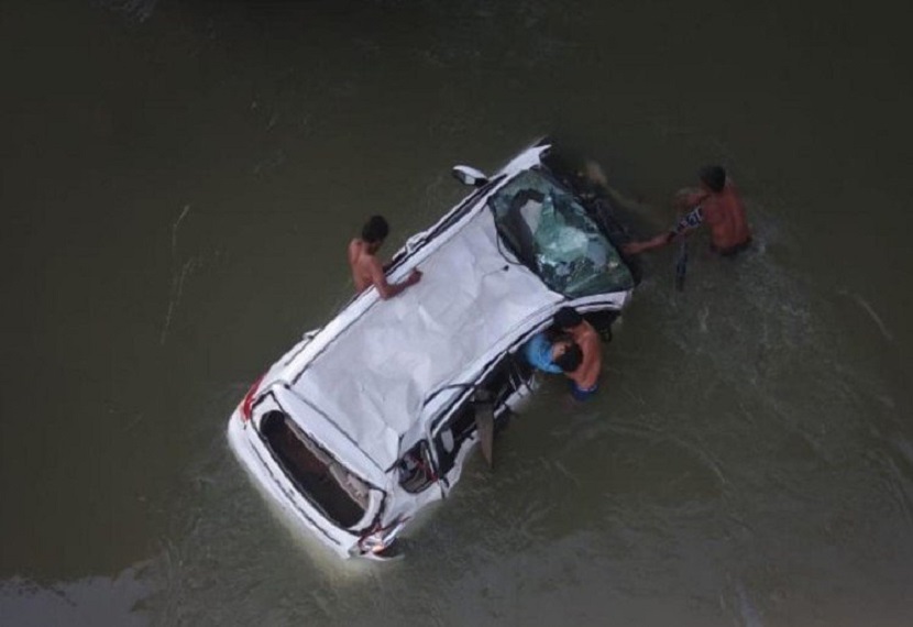 कार अनियंत्रित होकर पु​ल से नदी में गिर गई।