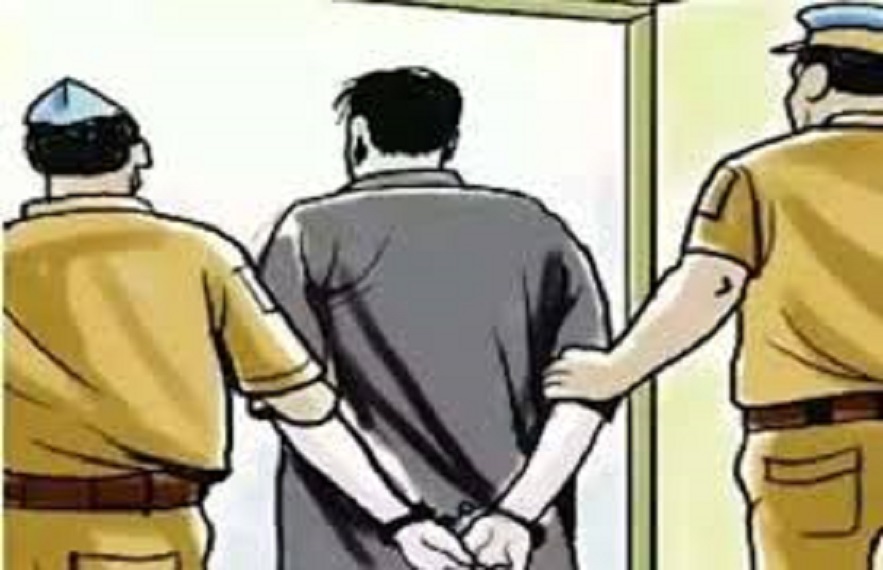 पुलिस ने  पटाखों को जब्त कर तीनों दुकानदार को हिरासत में भी ले लिया।