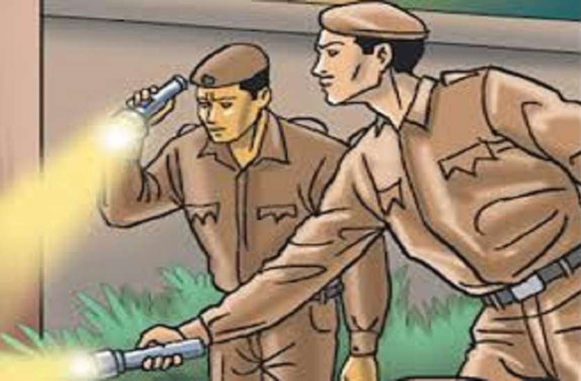 पुलिस ने घेराबंदी की और मुठभेड़ में गोली लगने से वह बदमाश घायल हो गया।