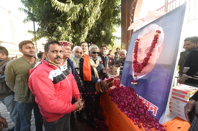 कार्यकर्ताओं ने अटलजी के चित्र पर श्रद्धा सुमन अर्पित किए।