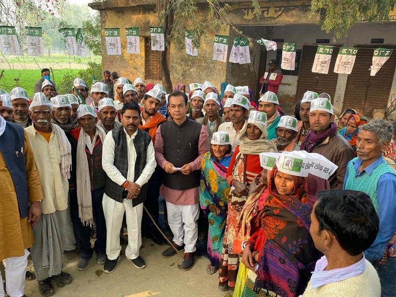 ग्रामवासियों को अनुपम मिश्रा ने राष्ट्रीय लोकदल की नीतियों तथा चौधरी चरण सिंह की विचारधारा से अवगत कराया।