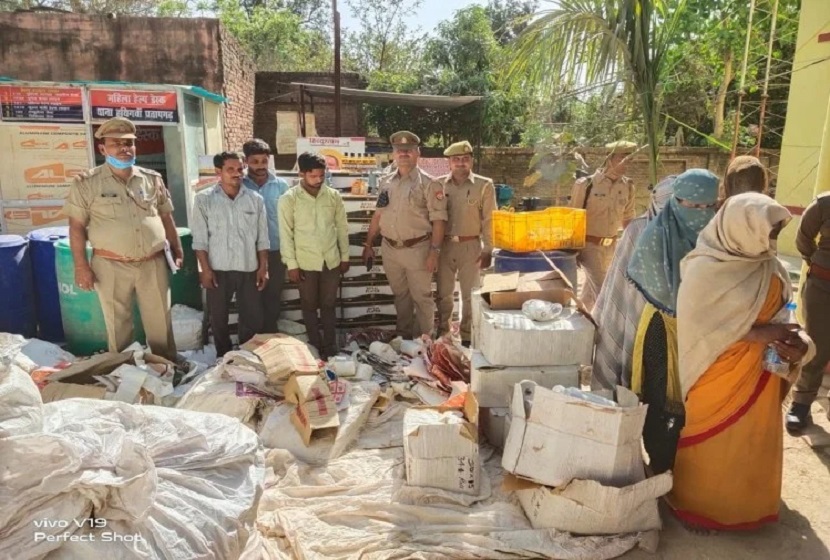 शीशियों पर लगाने के लिए करीब 15 लाख रैपर और बारकोड बरामद किए गए हैं।