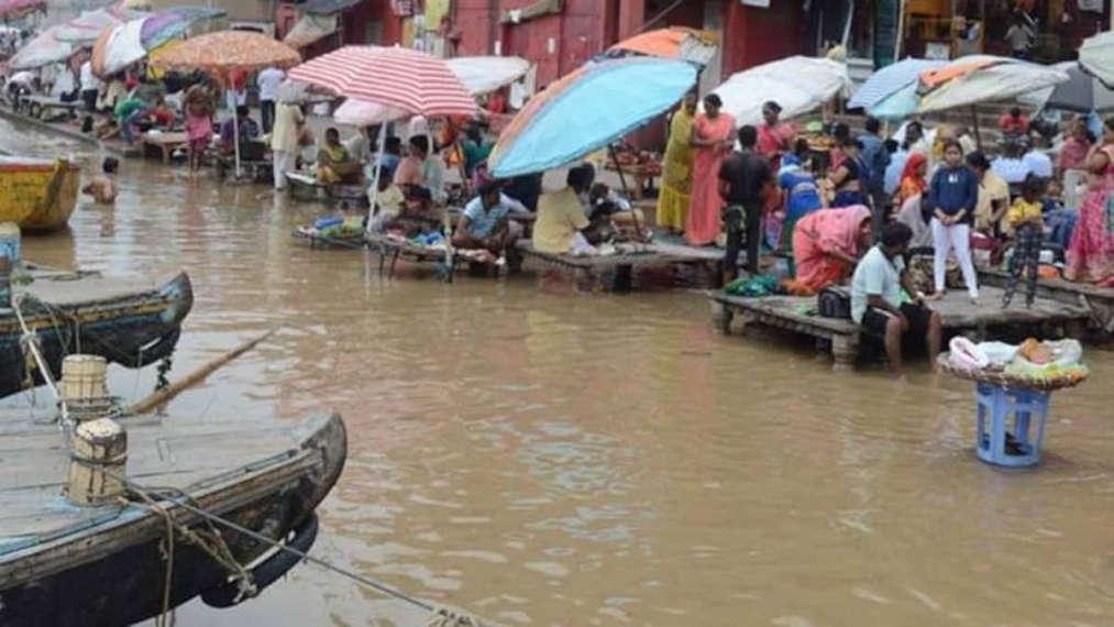 वाराणसी में गंगा का घाटों से संपर्क टूट गया है और वरुणा के तट पर बसे मोहल्लों में पानी प्रवेश कर गया है।