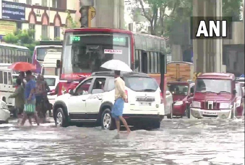 कांचीपुरम और तिरुवल्लुर जिलों के उपनगरीय इलाकों में मूसलधार बारिश हो रही है।